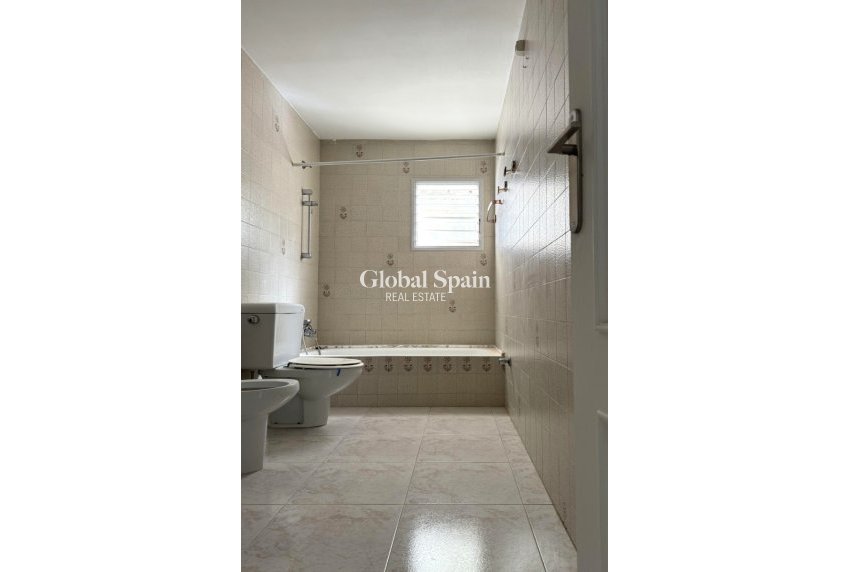 Venta - Semi separado -
Albir - center