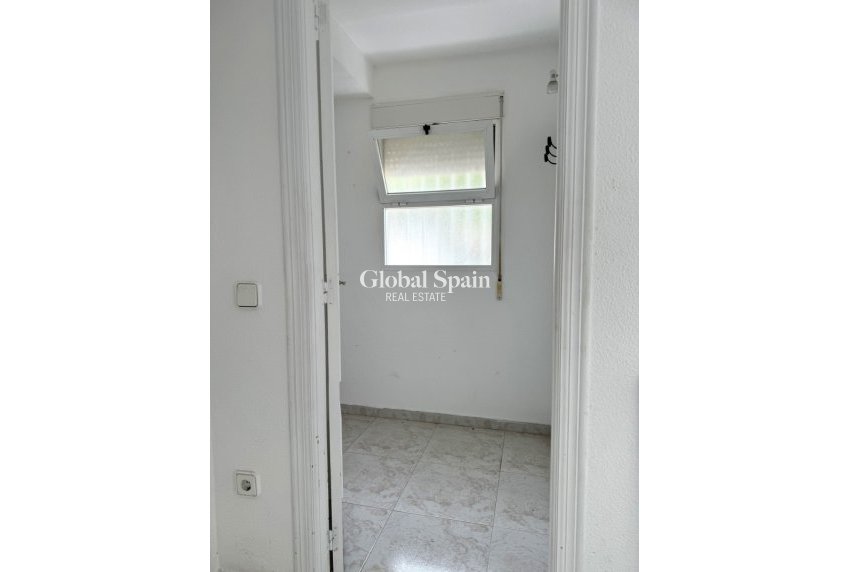 Venta - Semi separado -
Albir - center