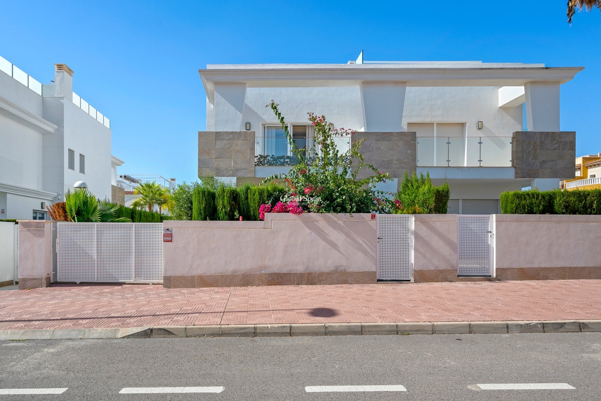 Venta - Semi separado -
CIUDAD QUESADA