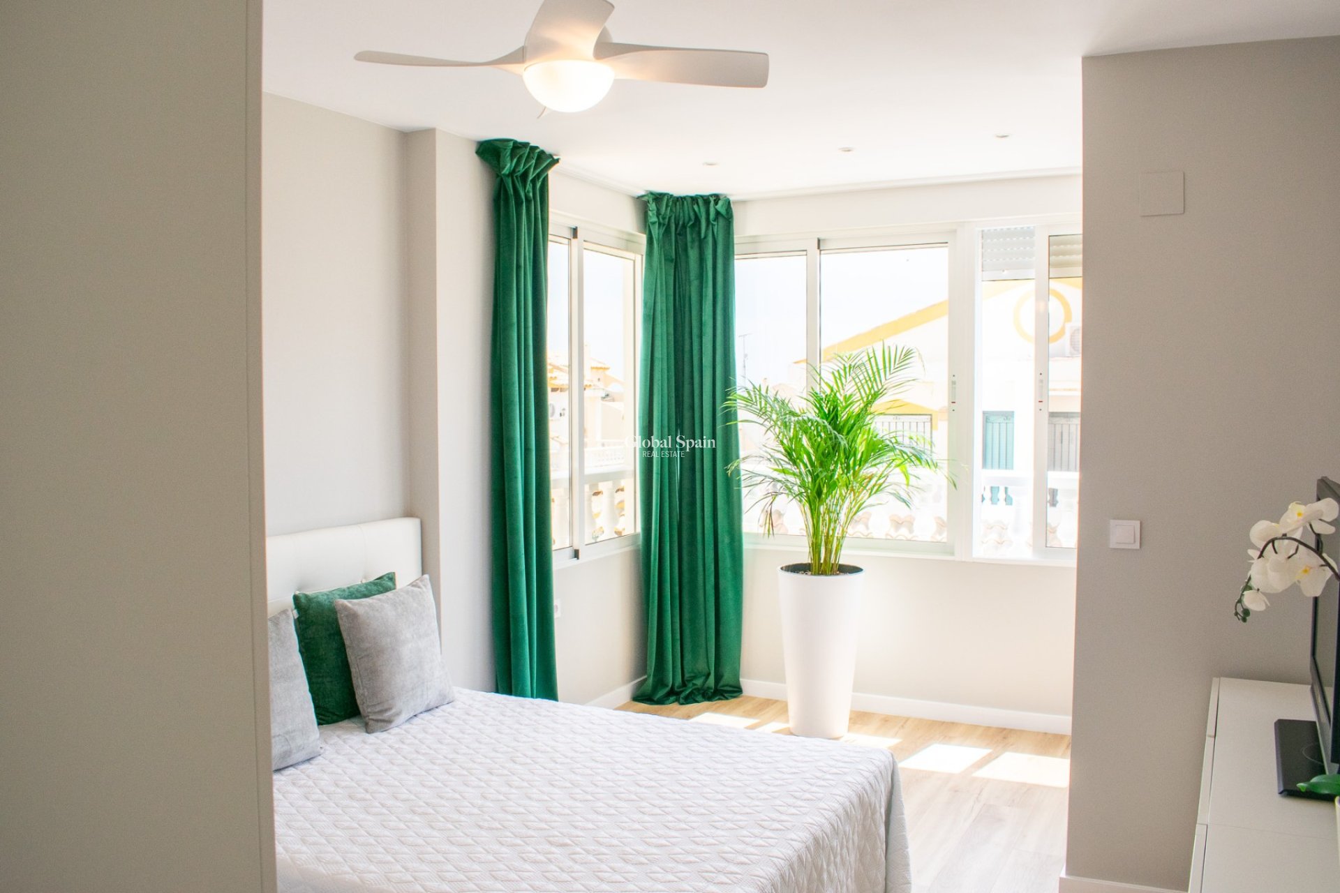 Venta - Semi separado -
ORIHUELA COSTA - Punta Prima