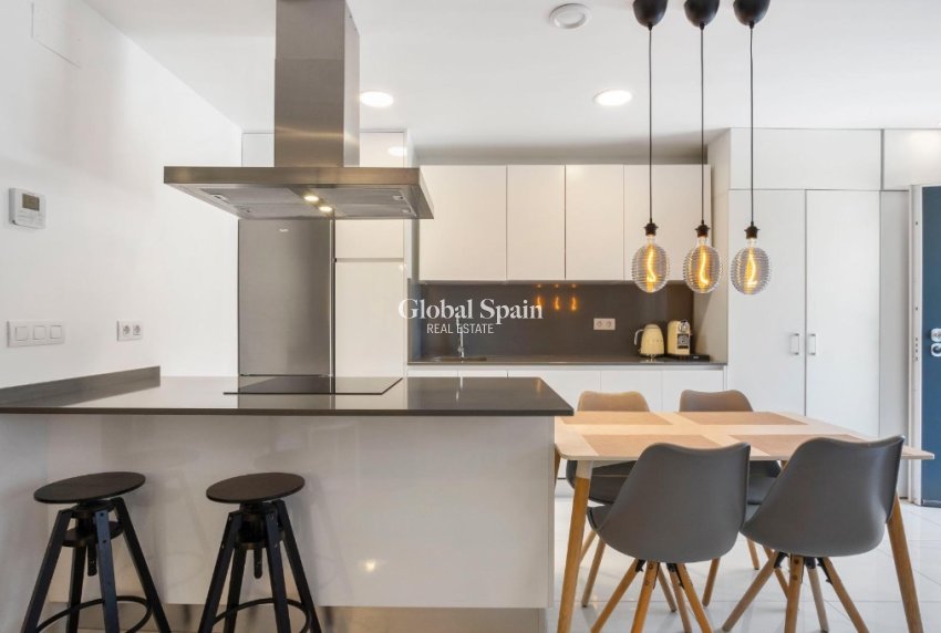 Venta - Semi separado -
ORIHUELA COSTA - VILLAMARTÍN