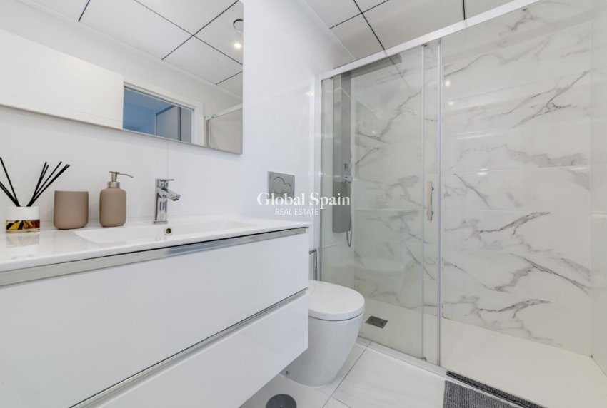 Venta - Semi separado -
ORIHUELA COSTA - VILLAMARTÍN