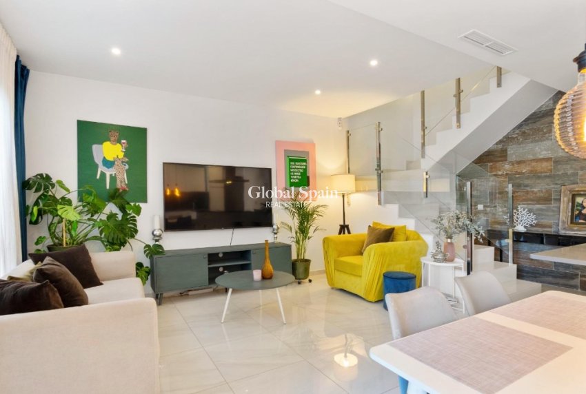 Venta - Semi separado -
ORIHUELA COSTA - VILLAMARTÍN