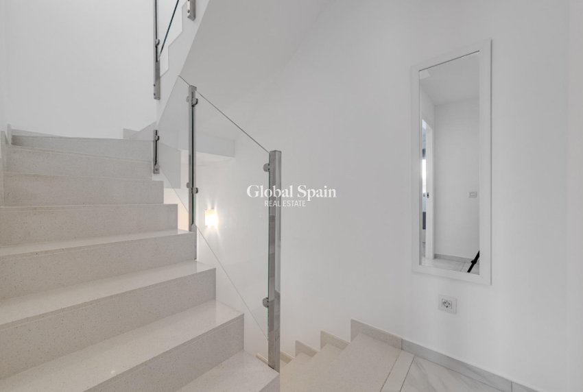 Venta - Semi separado -
ORIHUELA COSTA - VILLAMARTÍN