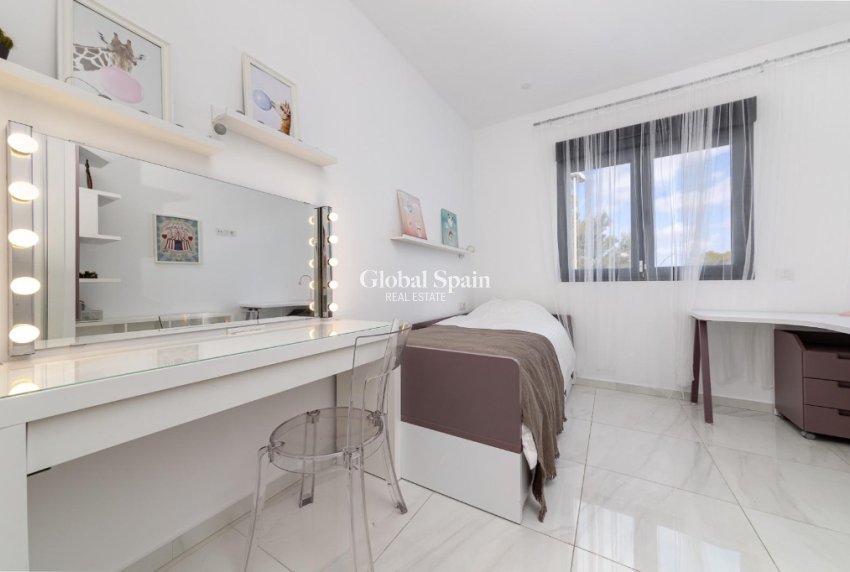 Venta - Semi separado -
ORIHUELA COSTA - VILLAMARTÍN