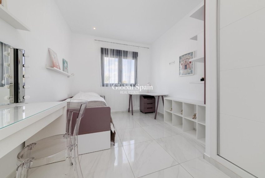 Venta - Semi separado -
ORIHUELA COSTA - VILLAMARTÍN