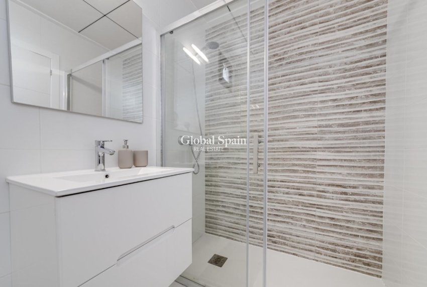 Venta - Semi separado -
ORIHUELA COSTA - VILLAMARTÍN