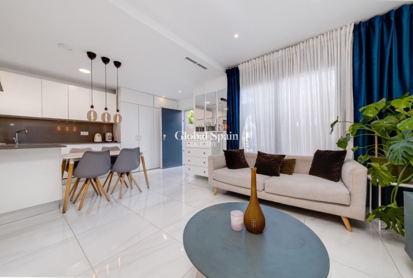 Venta - Semi separado -
ORIHUELA COSTA - VILLAMARTÍN