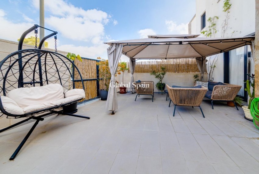 Venta - Semi separado -
ORIHUELA COSTA - VILLAMARTÍN