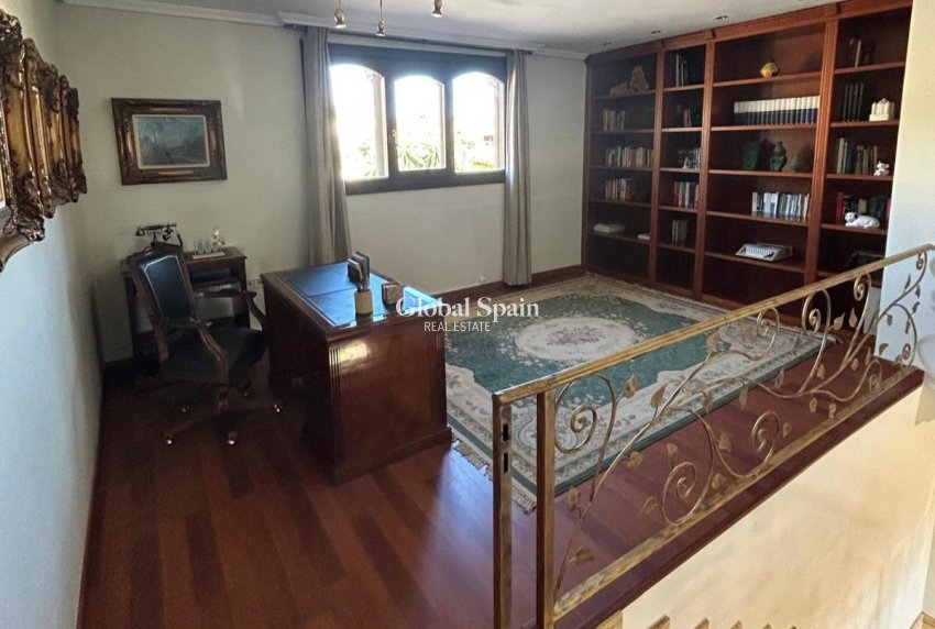 Venta - VILLA -
BENIDORM - Levante