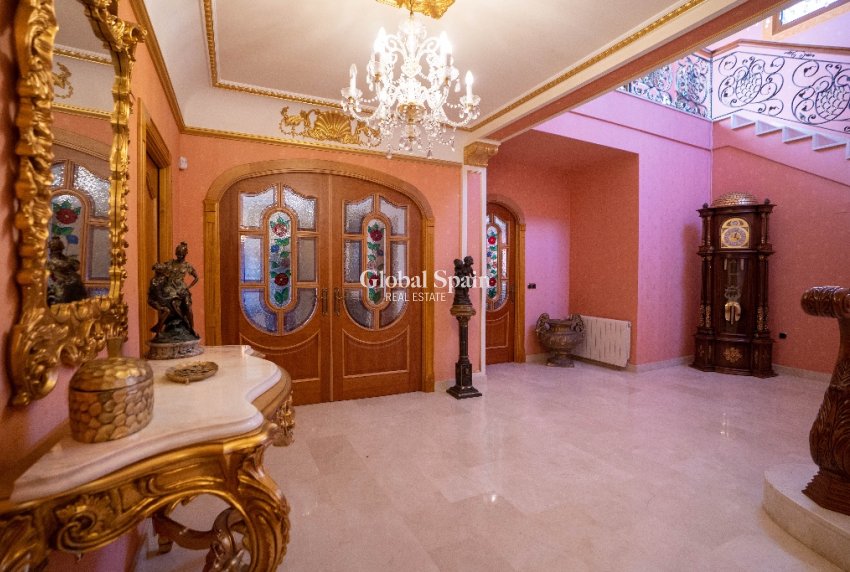 Venta - Villa -
CAMPOAMOR