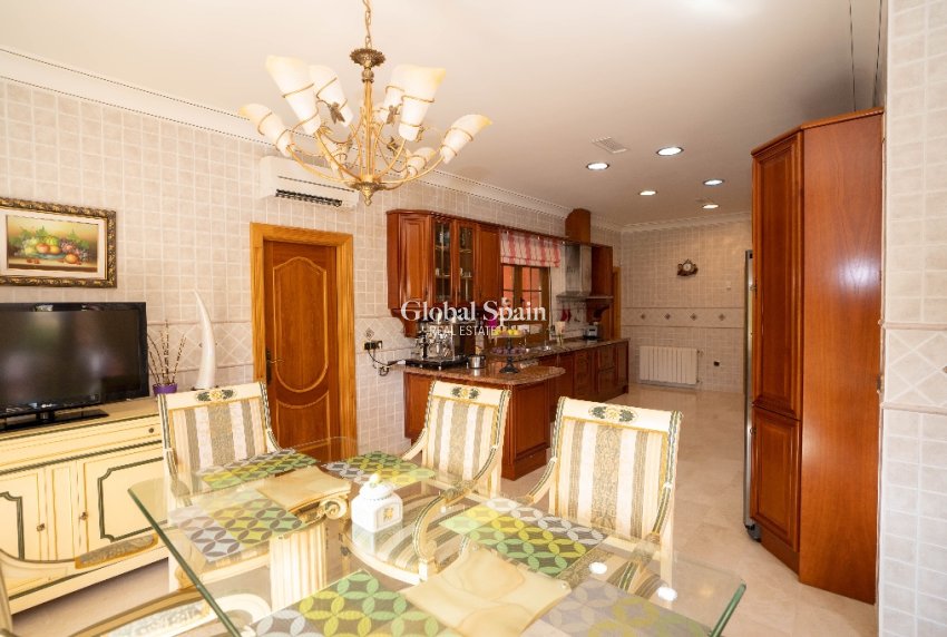 Venta - Villa -
CAMPOAMOR