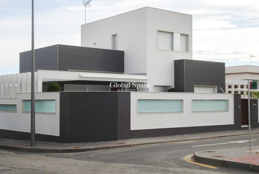 Venta - Villa / Casa adosada -
ORIHUELA COSTA - MIL PALMERAS 