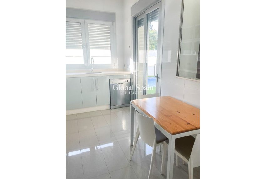 Venta - Villa / Casa adosada -
ORIHUELA COSTA - MIL PALMERAS 