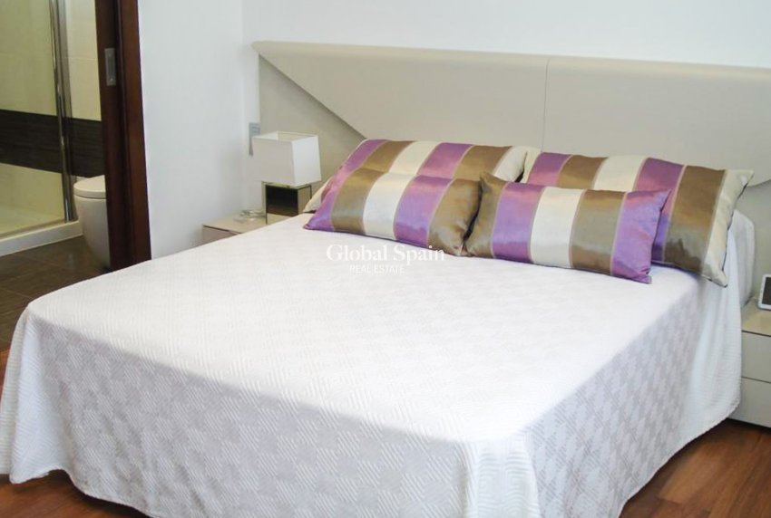 Venta - Villa / Casa adosada -
ORIHUELA COSTA - MIL PALMERAS 