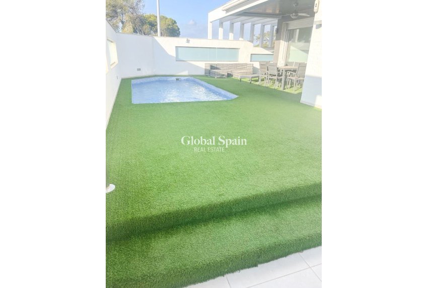 Venta - Villa / Casa adosada -
ORIHUELA COSTA - MIL PALMERAS 