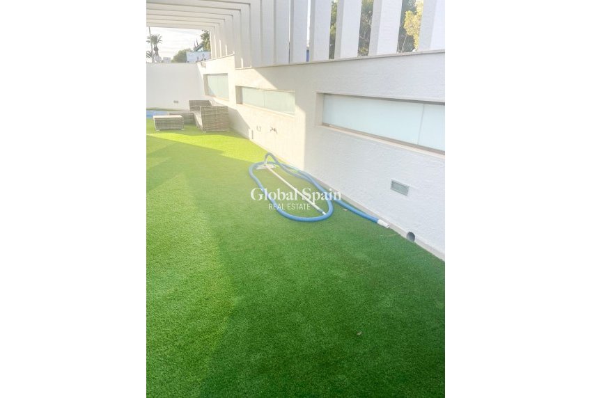 Venta - Villa / Casa adosada -
ORIHUELA COSTA - MIL PALMERAS 