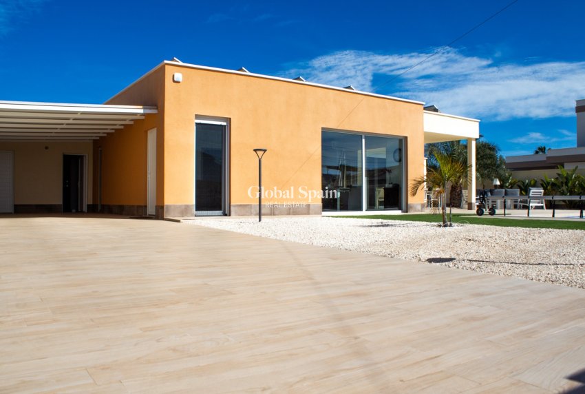 Venta - Villa / Casa adosada -
TORREVIEJA - La Siesta - El Salado - Torreta