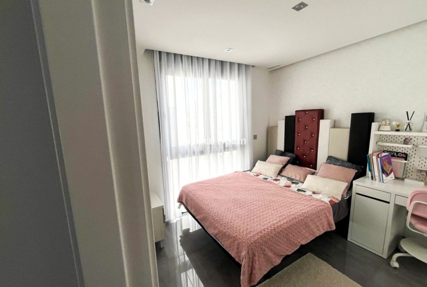 Venta - Villa / Casa adosada -
TORREVIEJA - LOS BALCONES - LOS ALTOS