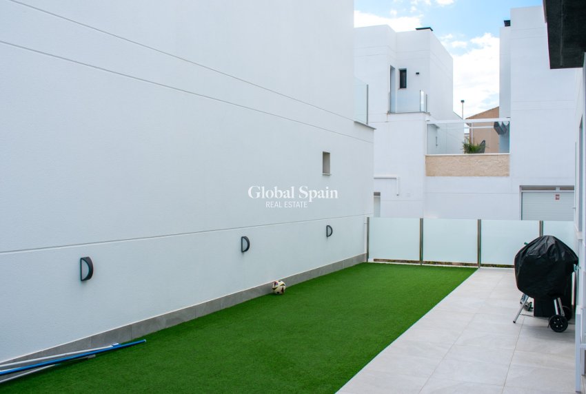 Venta - Villa / Casa adosada -
TORREVIEJA - LOS BALCONES - LOS ALTOS