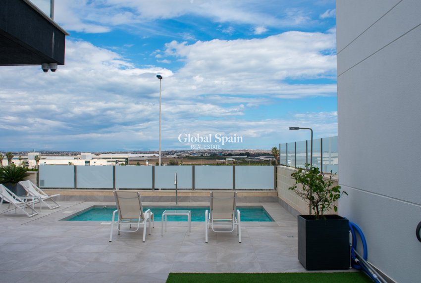 Venta - Villa / Casa adosada -
TORREVIEJA - LOS BALCONES - LOS ALTOS