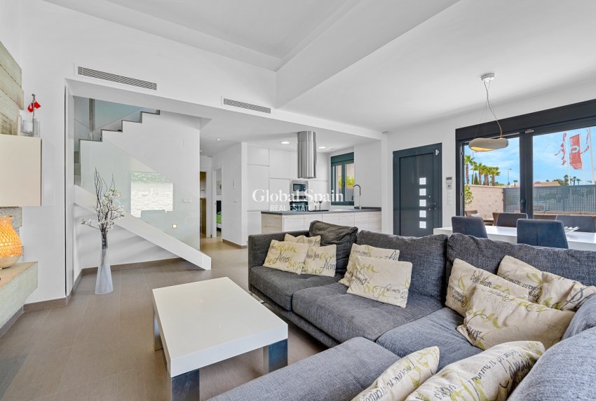 Venta - Villa -
CIUDAD QUESADA