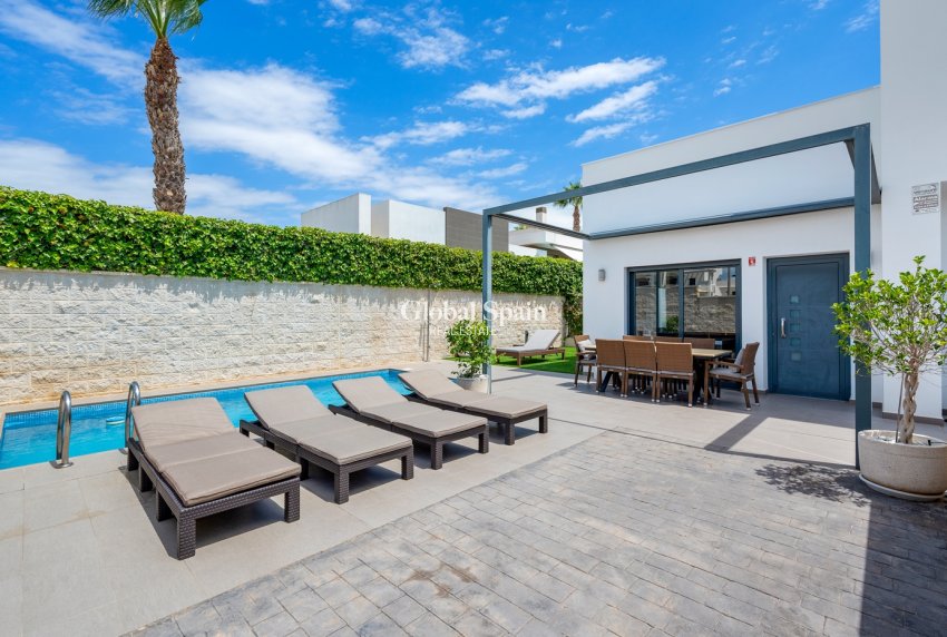 Venta - Villa -
CIUDAD QUESADA