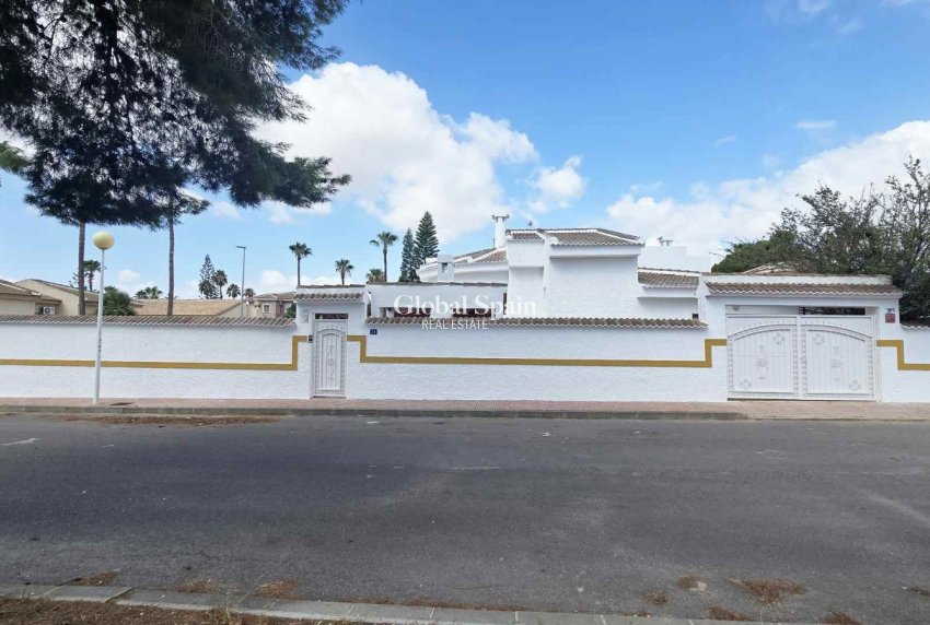 Venta - Villa -
CIUDAD QUESADA