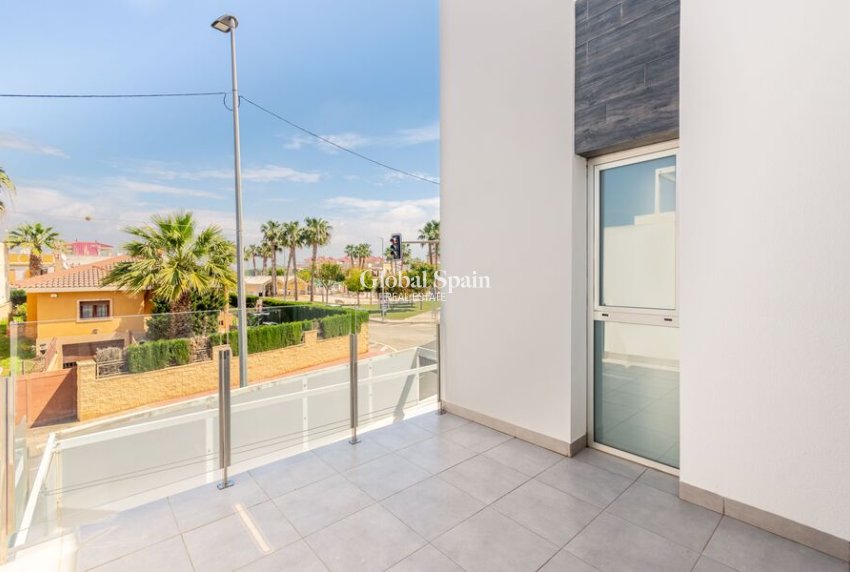 Venta - VILLA -
DAYA VIEJA - Costa Blanca