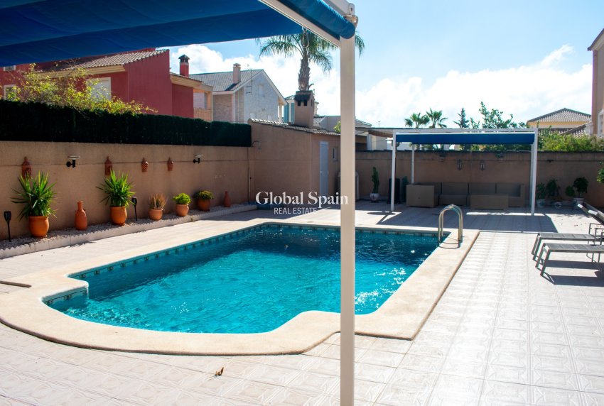 Venta - Villa independiente -
ORIHUELA COSTA - La Zenia