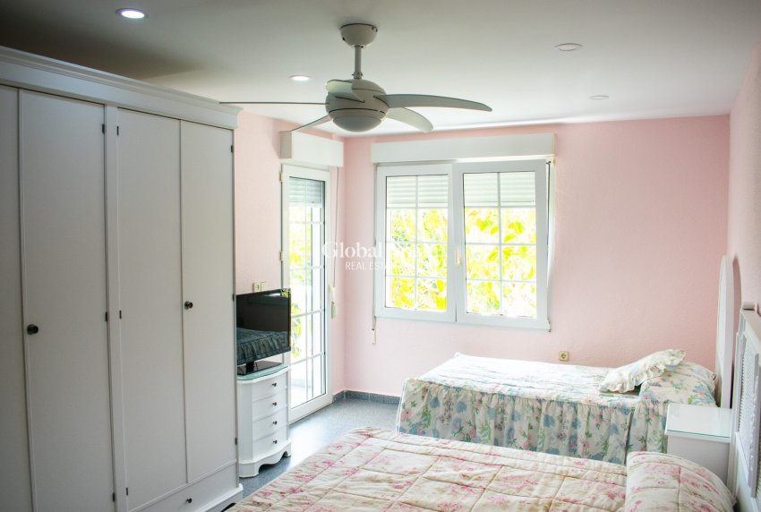 Venta - Villa independiente -
ORIHUELA COSTA - MUY CERCA DE LA PLAYA