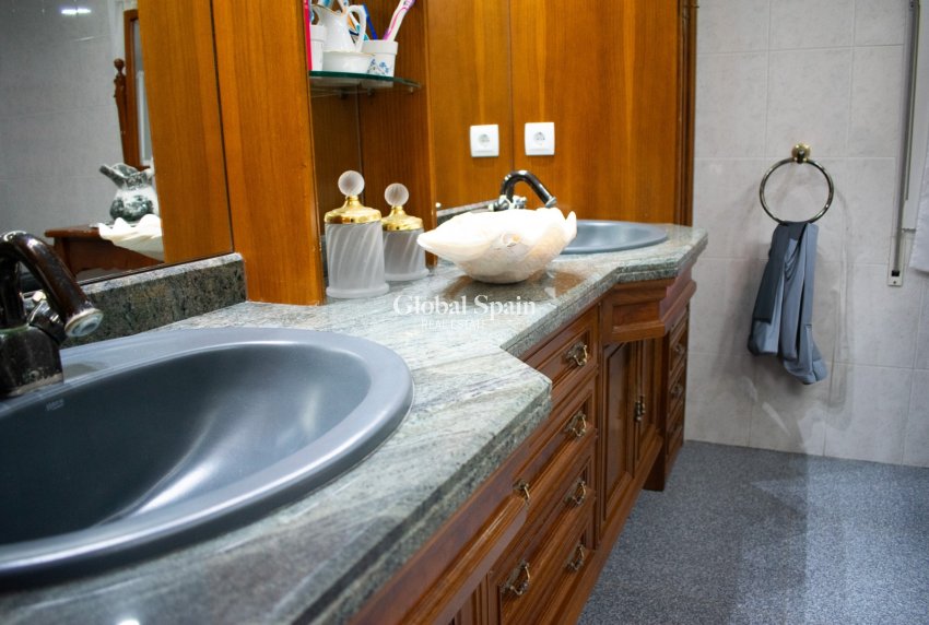 Venta - Villa independiente -
ORIHUELA COSTA - MUY CERCA DE LA PLAYA