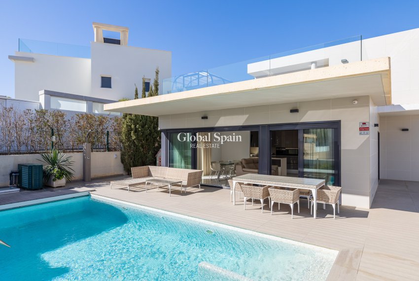 Venta - Villa -
ORIHUELA COSTA - CAMPOAMOR