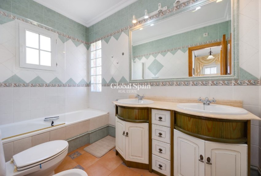 Venta - Villa -
ORIHUELA COSTA - La Zenia