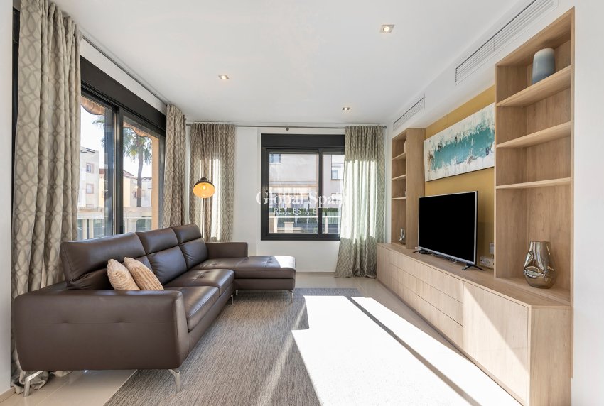 Venta - Villa -
ORIHUELA COSTA - La Zenia