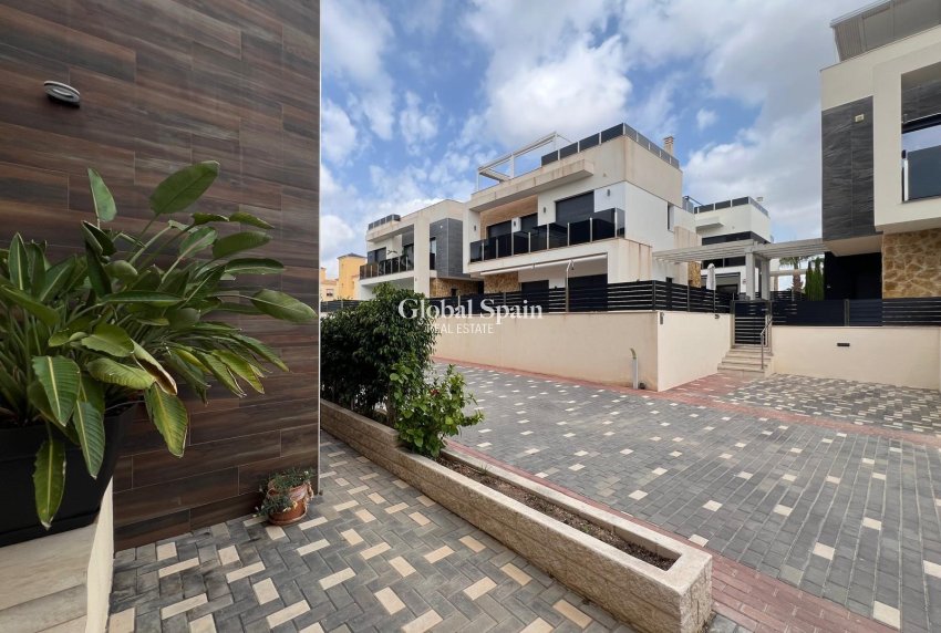 Venta - VILLA -
ORIHUELA COSTA - Lomas de Cabo Roig