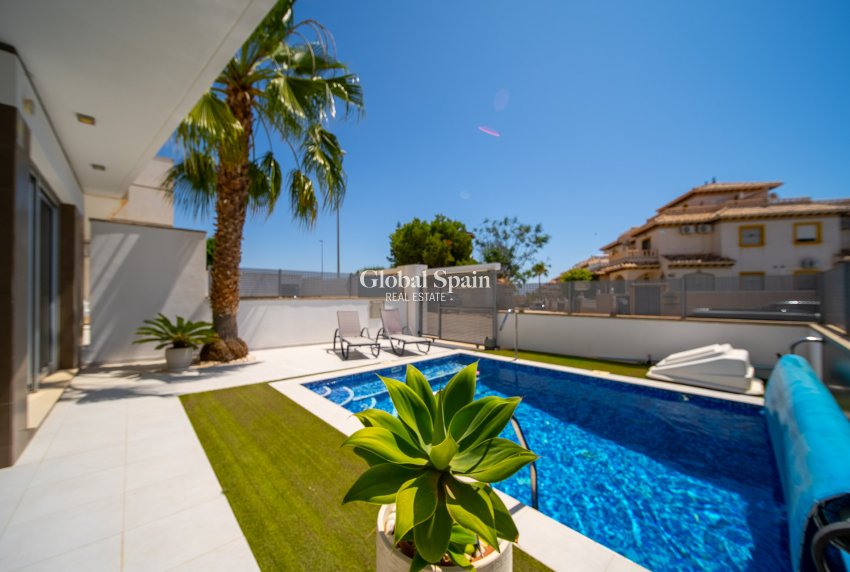 Venta - Villa -
ORIHUELA COSTA - Lomas de Cabo Roig