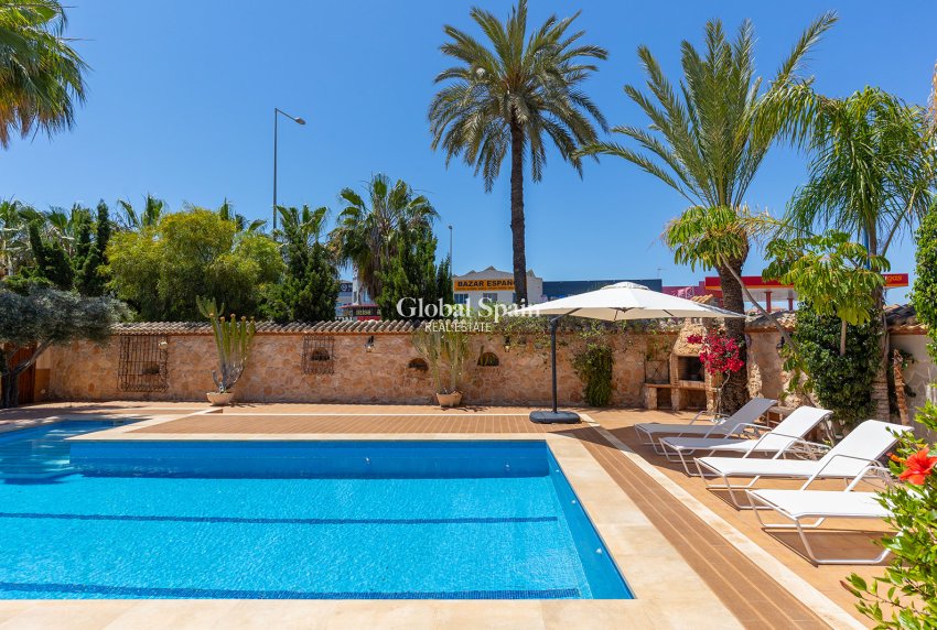 Venta - Villa -
ORIHUELA COSTA - Punta Prima