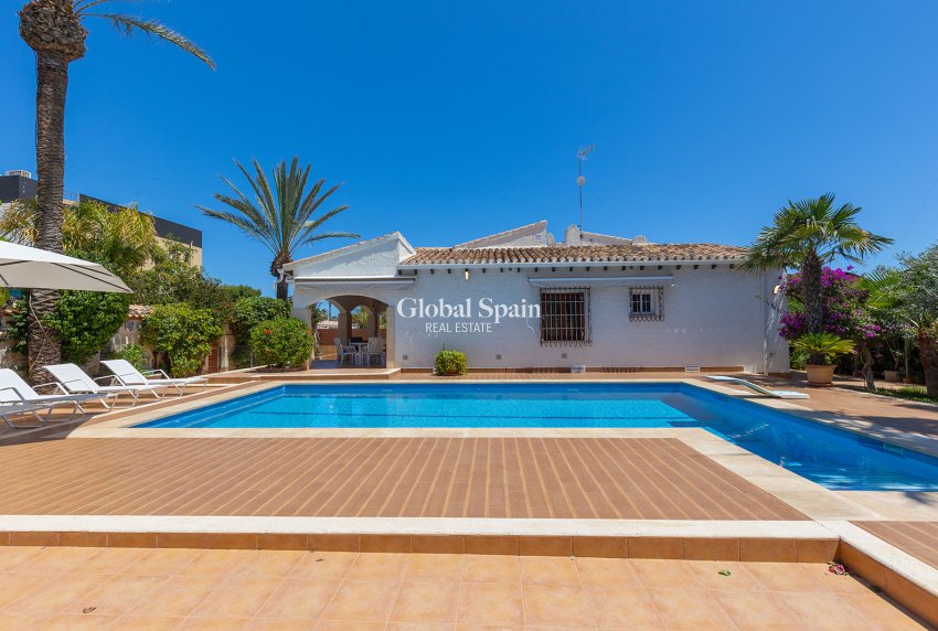 Venta - Villa -
ORIHUELA COSTA - Punta Prima