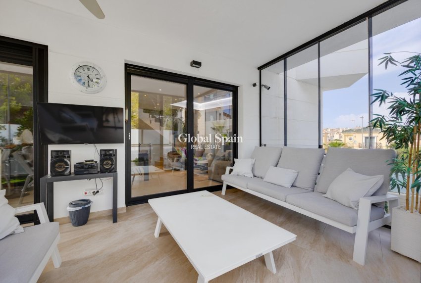 Venta - Villa -
ORIHUELA COSTA - VILLAMARTÍN