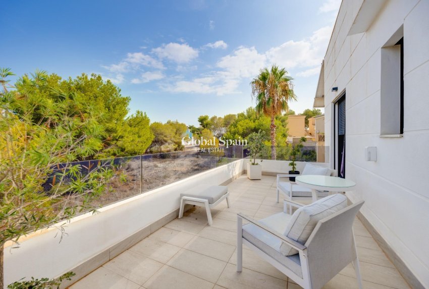 Venta - Villa -
ORIHUELA COSTA - VILLAMARTÍN