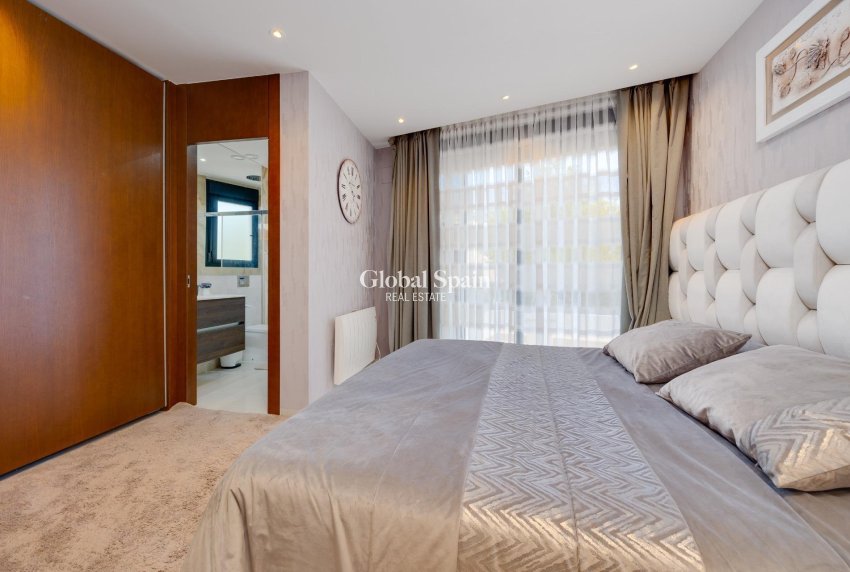 Venta - Villa -
ORIHUELA COSTA - VILLAMARTÍN