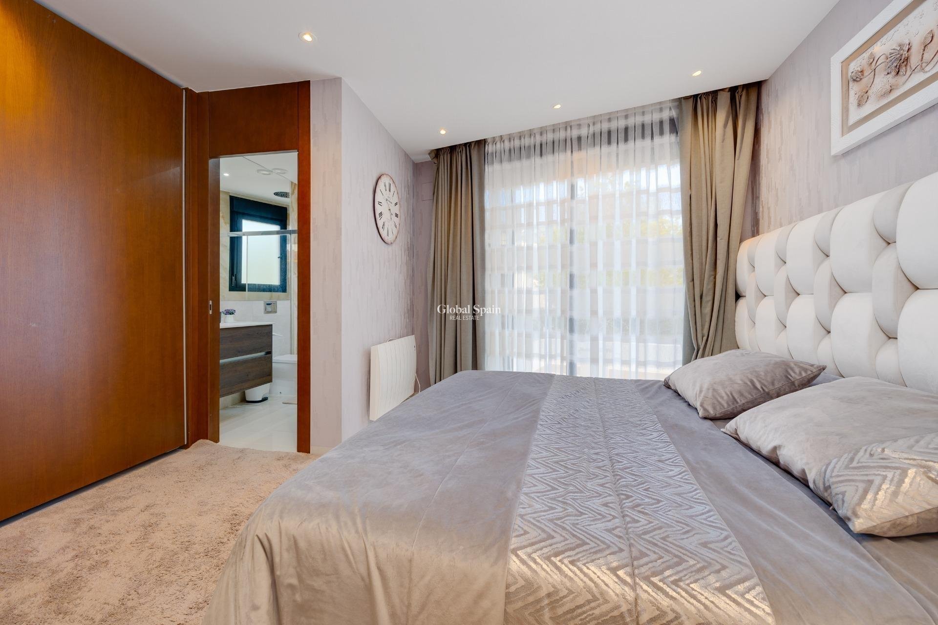 Venta - Villa -
ORIHUELA COSTA - VILLAMARTÍN