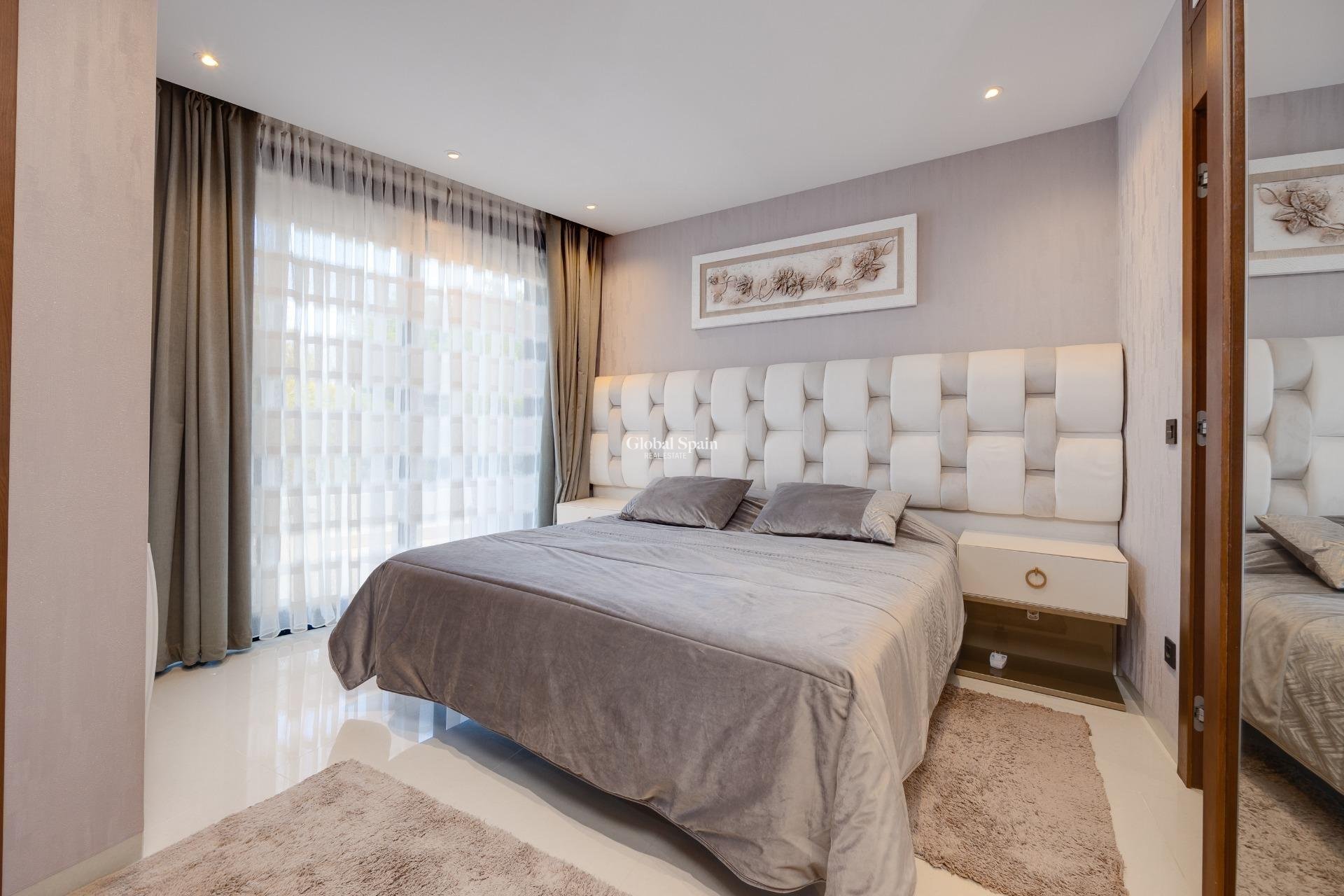 Venta - Villa -
ORIHUELA COSTA - VILLAMARTÍN