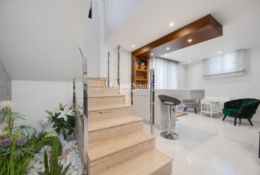 Venta - Villa -
ORIHUELA COSTA - VILLAMARTÍN