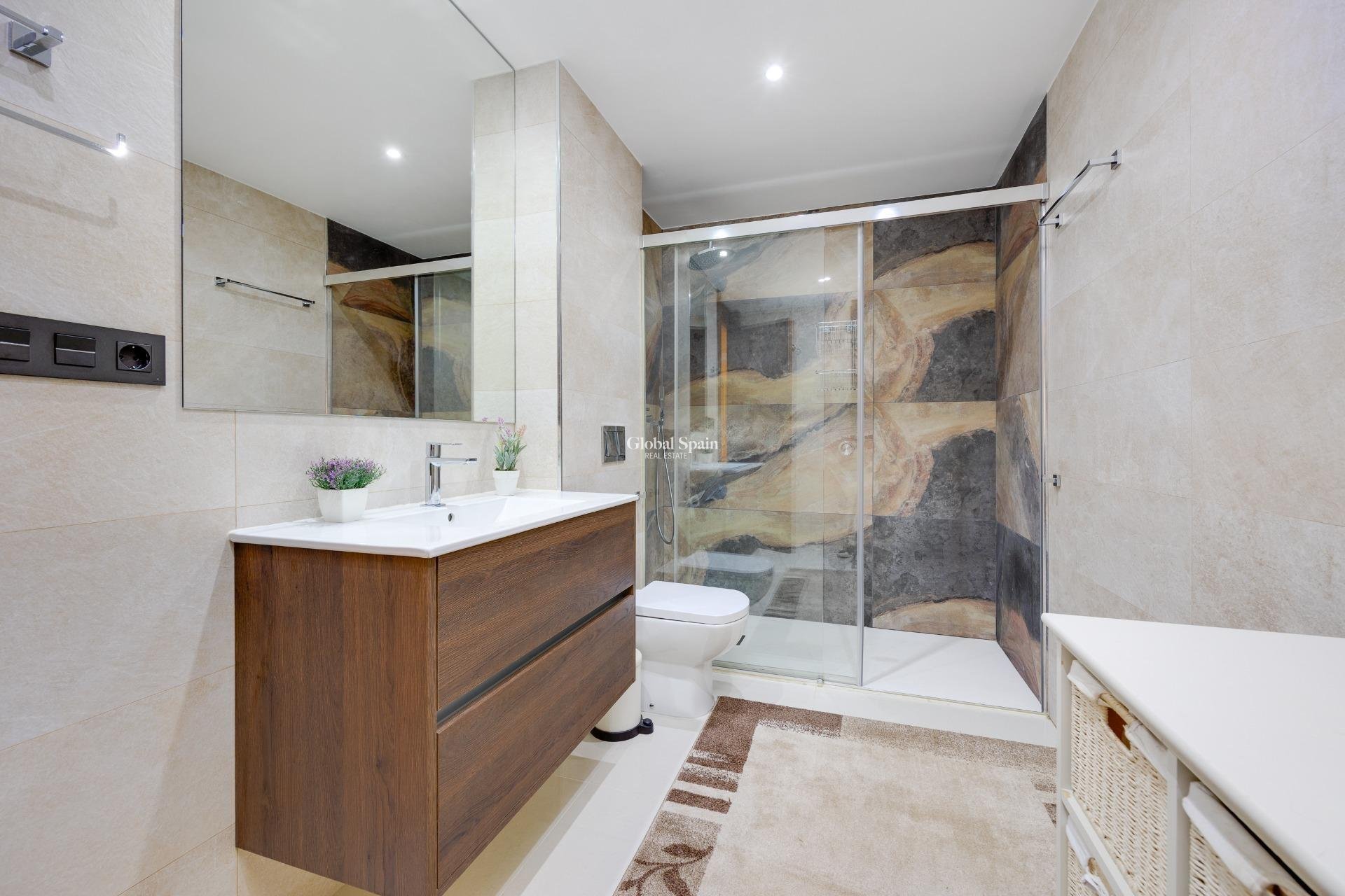 Venta - Villa -
ORIHUELA COSTA - VILLAMARTÍN