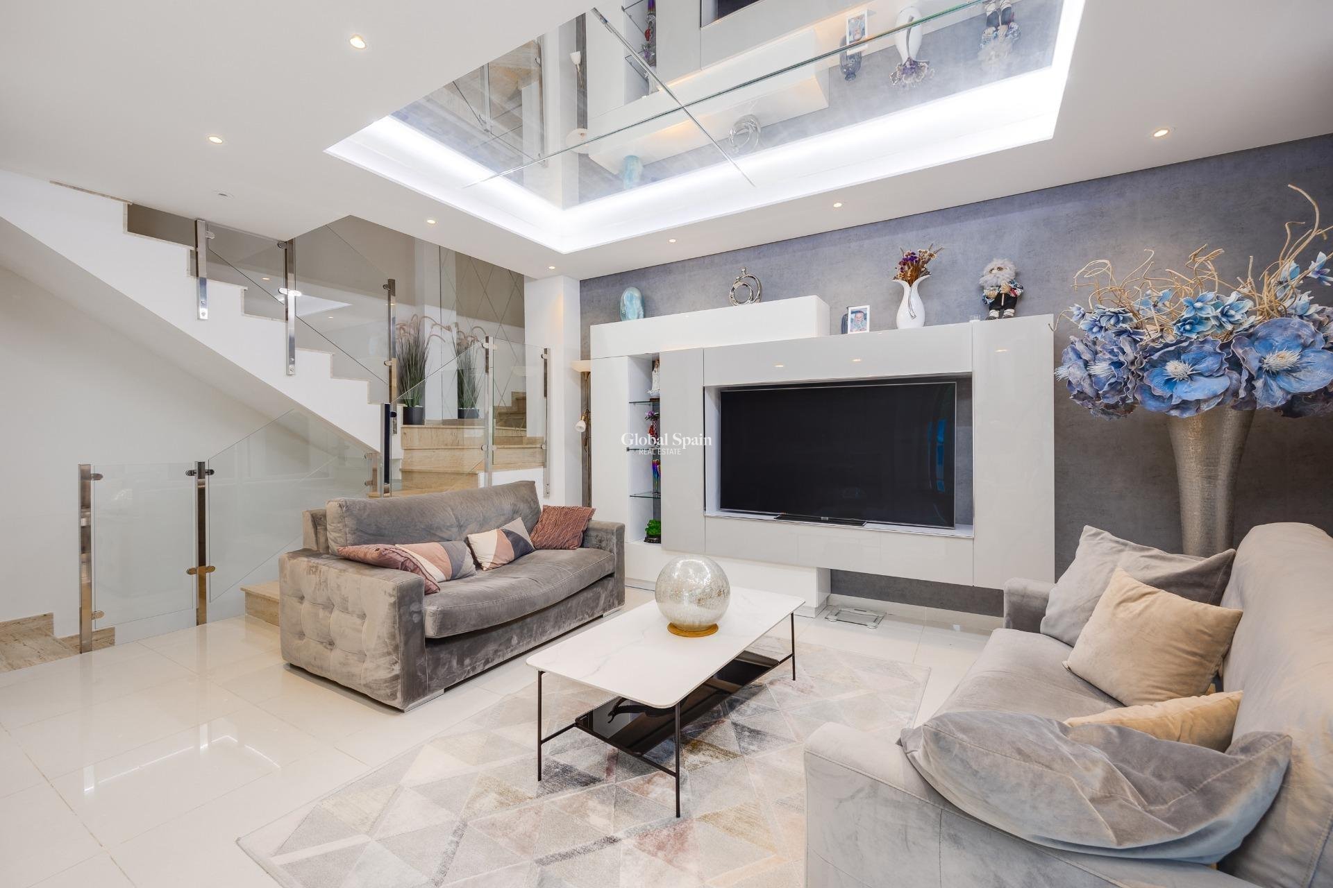 Venta - Villa -
ORIHUELA COSTA - VILLAMARTÍN