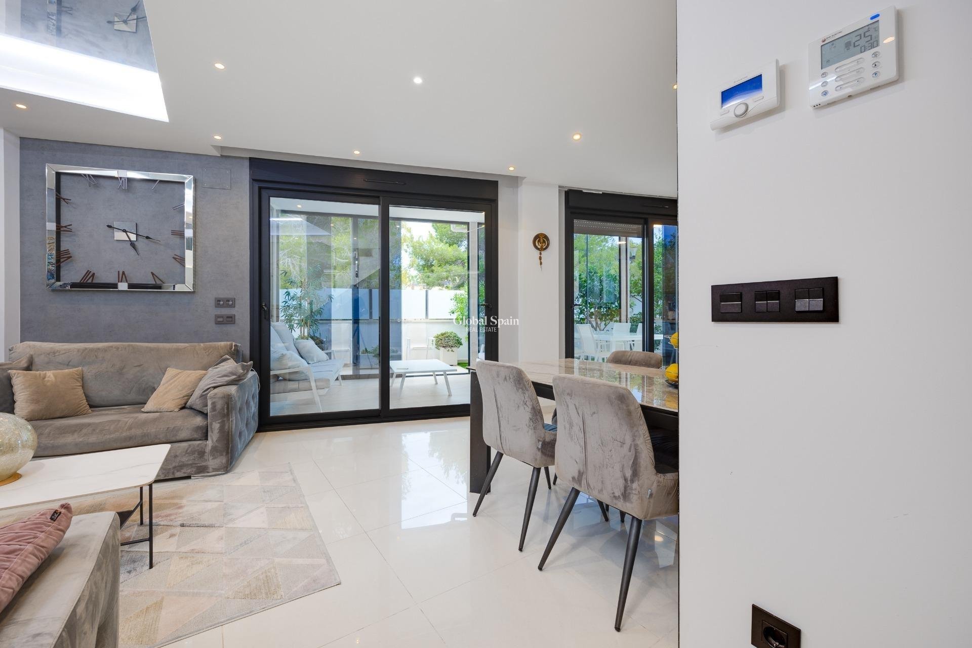 Venta - Villa -
ORIHUELA COSTA - VILLAMARTÍN