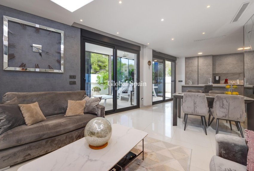 Venta - Villa -
ORIHUELA COSTA - VILLAMARTÍN