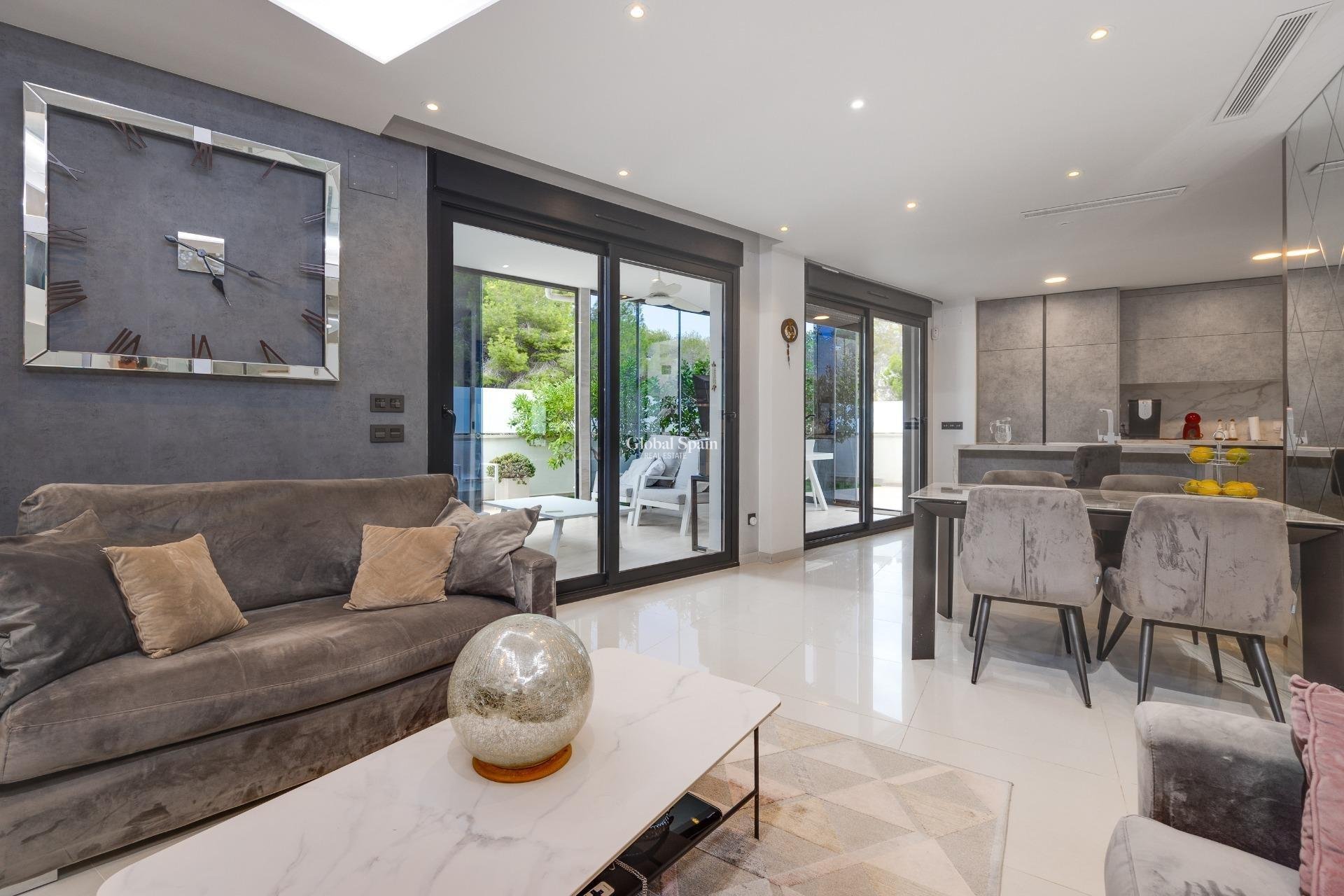 Venta - Villa -
ORIHUELA COSTA - VILLAMARTÍN